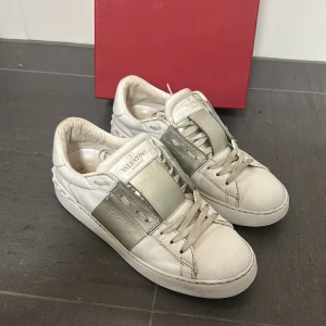 Valentino open/ silver - “Snygga Valentino Garavani sneakers i vitt skinn. Storlek 36 sitter 36–37. I bra skick 7/10 inga hål eller liknade enbart spår av normal användning.Box medföljer ej!!Hör av er vid frågor”