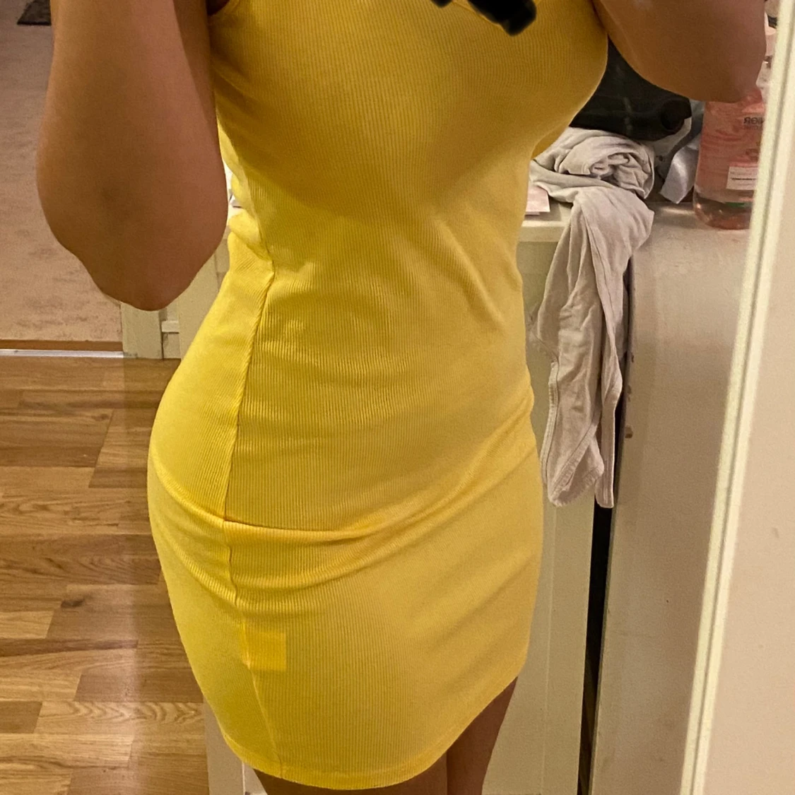 Gul ribbad kortklänning med v-ringning strl Xs - 1