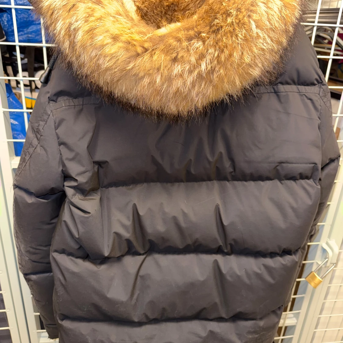 Svart dunjacka med pälsluva - 1