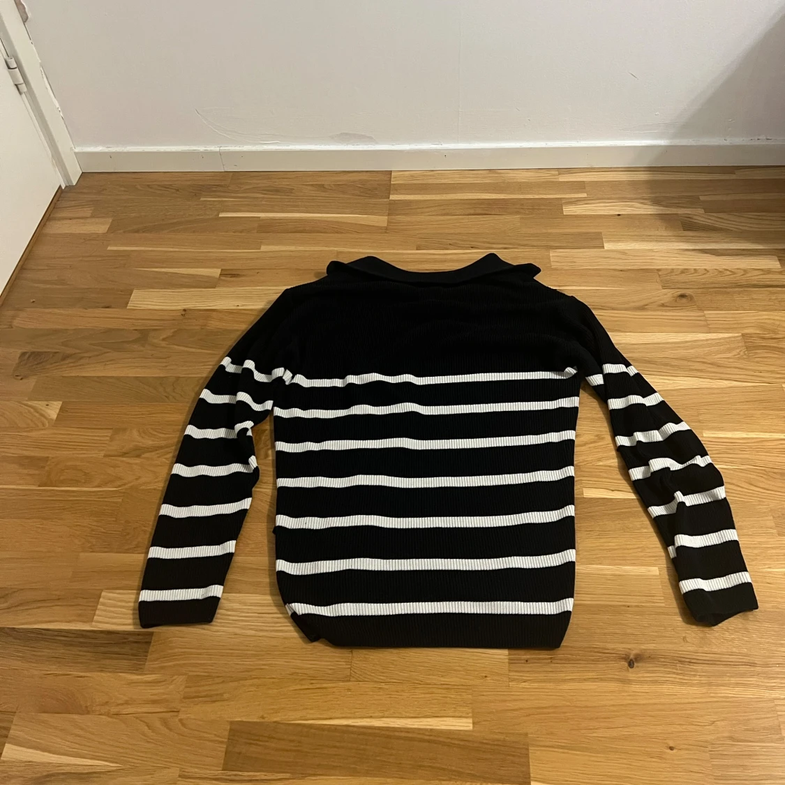 Svartvit randig stickad tröja med half zip - 1