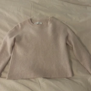 Stickad beige tröja från samsoe  - Säljer denna jättemjuka beiga tröjan från samsoe. Köptes för 2000. Var i storlek s men krympte tyvärr i tvätten så nu är den storlek 134-140