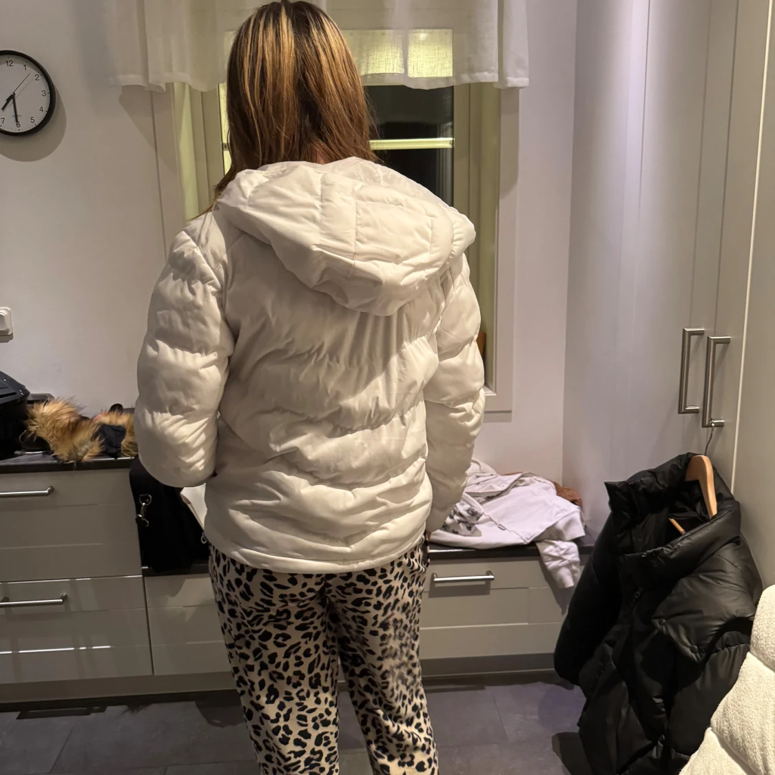 Vit pufferjacka med huva - 1