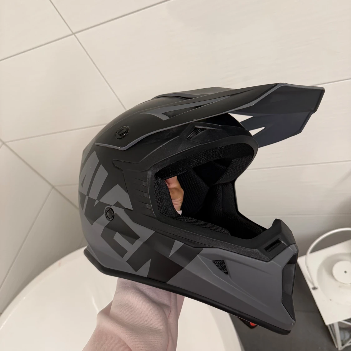 Raven crosshjälm svart grå