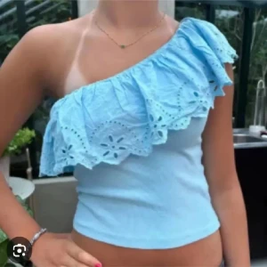 Ljusblå Zara oneshoulder topp med volang - Köpt på Plick, i storlek XS ifrån Zara! Inga defekter.