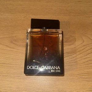 Dolce & Gabbana The One EdP - Stilren och populär herrparfym från Dolce & Gabbana. Eau de Parfum, 150 ml. Tillverkad i Italien. Perfekt för dig som vill sticka ut med en klassiker. Finns ca 120/130 ml kvar. För mer frågor pm! Priset kan diskuteras. 