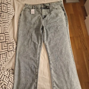 Boohoo jeans storlek 44 - Ljusblåa boohoo jeans med små slits. Aldrig använda, prislappen kvar 