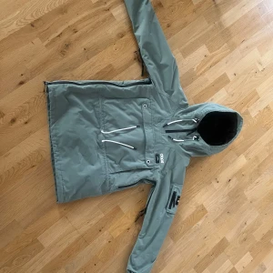 Grön skidjacka från Dope Snow S - Snygg grön skidjacka från Dope Snow i storlek S. Jackan har huva med snörning, stor magficka med dragkedja och extra ficka på ärmen. Många bra fack! Lätt material och stilren design. I fint skick! Skriv för mer bilder🥰👍🏻