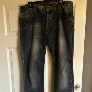 Retro Gucci jeans i mörkblå denim, baggy - Jag är 185cm 80kg. Dom är stora på mig l/36 midja