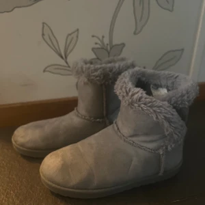 Gråa uggs - Säljer dessa gråa vinterskor. Storlek 36. Köpt på newyorker. Vid intresse är det bara att höra av sig💗