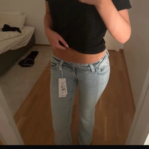 Ultra low dixie jeans  - Säljer ett par ljusblå jeans från Gina med bootcut och låg midja. Jeansen är köpta för bara några dagar sen så har ej använt dem. Anledning till att jag säljer är för att jag inte kommer använda dem. Priset kan diskuteras 