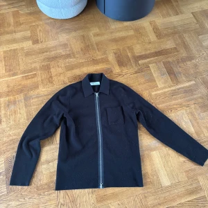 Svart tröja från Samsøe Samsøe - Svart overshirt från Samsøe Samsøe. Väldigt skön passform på den. Använd den 5 gånger max