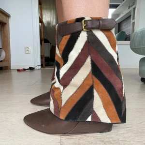 Retro mönstrade mockastövletter - Ett par super snygga randiga mocka och läder boots köpte från Vestiaire men kommer från Jerome Dreyfuss. Aldrig använda med lappen kvar! köpte dem för 1500 kr