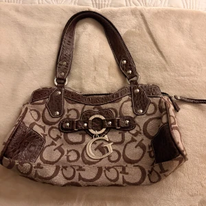 GUESS väska - Säljer min superfina Guess väska i perfekt skick! Alltid omhändertagen