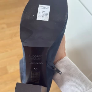 Filippa K mörkblå mockastövlar - Säljer ett par snygga höga stövlar från Filippa K i mörkblå mocka. Stövlarna har rund tå, grov klack på ca 9 cm och dragkedja längs hela baksidan. Tillverkade i Italien med exklusiv känsla och stilren design. Perfekta för dig som gillar statement boots.