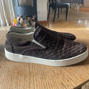 Bottega Veneta skor - Säljer nu mina skor från Bottega Veneta. Har haft dem ett tag men nu är det dags att sälja. Dem är fortfarande i väldigt bra skick. Storleken är 45, ingen box eller liknande finns kvar, bara skorna.