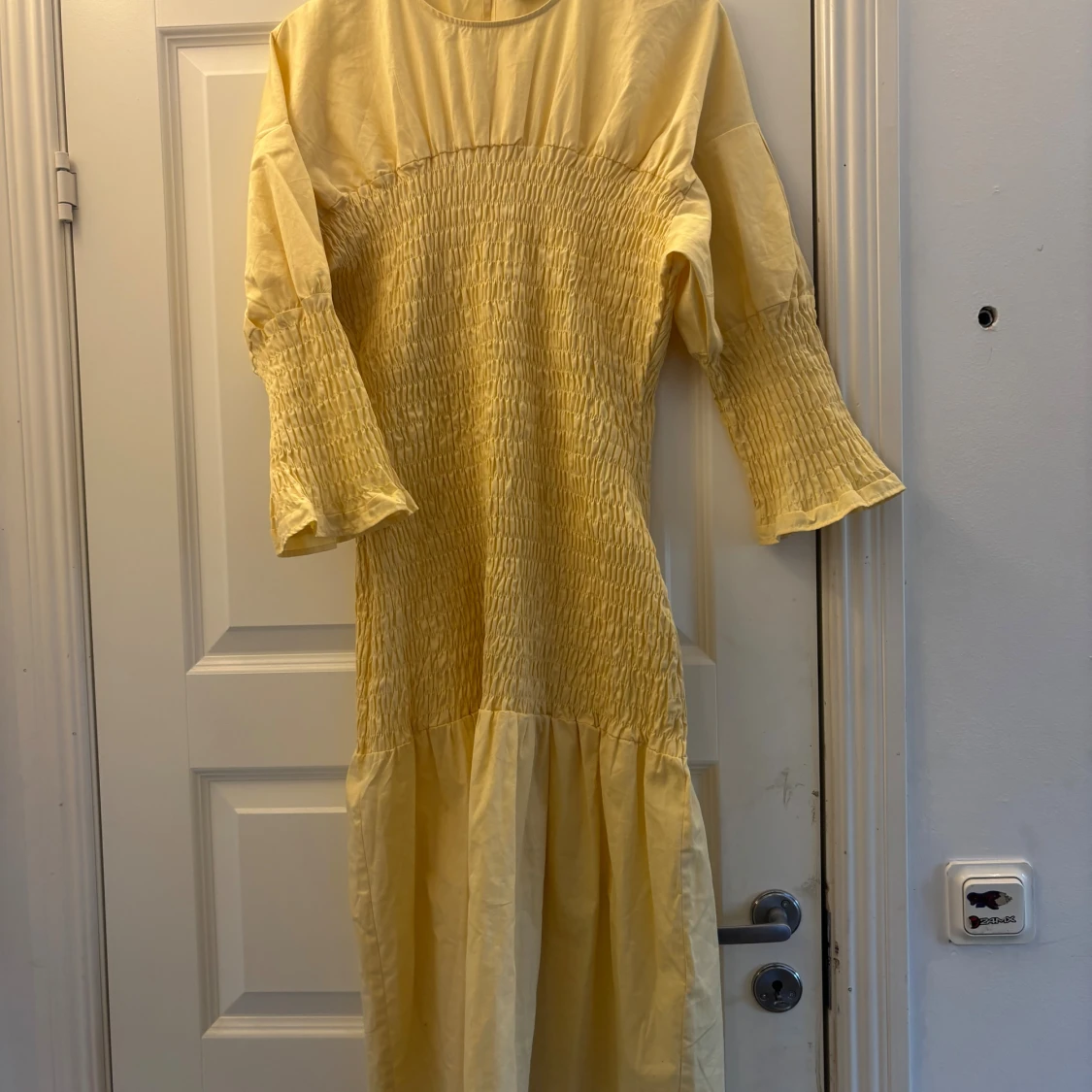 Ljusgul långklänning från Gina Tricot - 3