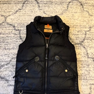 Parajumper Kobuk Masterpiece Vest - Säljer en jätte fin Parajumper Kobuk Masterpiece vest i storlek S som är i jätte fint skick. Annars fri från skador och sparsamt använd, men några fläckar som man kan se på bilden, men går säkert att få bort. Nypris ca 6000kr säljer för riktigt bra pris. Hör av dig om du har några frågor eller vill se fler bilder, pris kan diskuteras. 