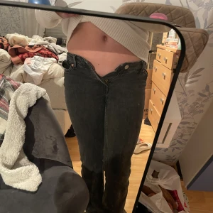 Svarta lågmidjade jeans med bootcut - Säljer ett par svarta jeans med låg midja och bootcut-ben. Sitter asbra men nu har jag växt ut dom