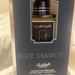Blue Diamond Extrait de Parfum 100ml - Blue Diamond Extrait de Parfum från Makkah. Volym: 100ml. Snygg och exklusiv doft för dig som vill sticka ut. Finns väldigt få av denna unika parfymen.Äkta( finns Qr-kod som säkerställer att den är äkta)från Saudiarabien köptes för 929 rial vilket är ungefär 2320 kr. Luktar väldigt gott och unikt.