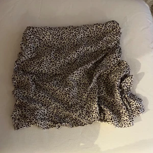 Kort leopard kjol S - Söt enkel leopard kjol med volang nertill och  dragkedja bak