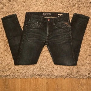 Replay jeans - Snygga Replay jeans I storlek 33/32. Skriv om du undrar något 🤩