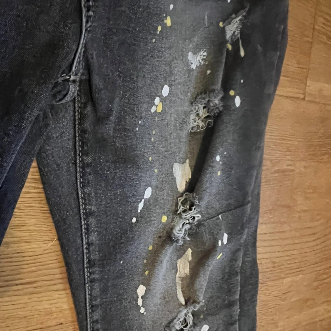 Mörka jeans med färgstänk och hål - 1