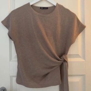 Beige topp med knut - Super fin tröja från zara, säljer då den ej kommer till användning lämgre❣️❣️