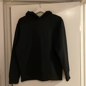 Mörkblå hoodie från  - Svart hoodie från Mango i storlek M. Tröjan har en klassisk huva och långärmad design med normal passform. Perfekt för chill dagar och enkel att matcha med jeans eller joggers. Materialet känns mjukt och bekvämt mot huden.