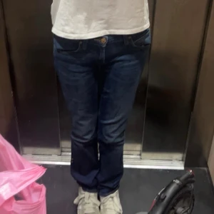 Low waist lee jeans  - Storlek w26, L33. Passar en xs? Modellen straight. Jättebra skick. Pris kan diskuteras vid snabb affär. 