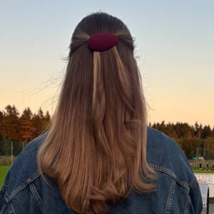 Burgundi hårklämma  - Snygg oval hårklämma i vinrött tyg. Klämman är vadderad och har metallspänne på baksidan för enkel fastsättning. Perfekt för att lyfta din frisyr med en cool och stilren touch. Den är gjord av återvunna skedar och återvunnet jeanstyg!🥄