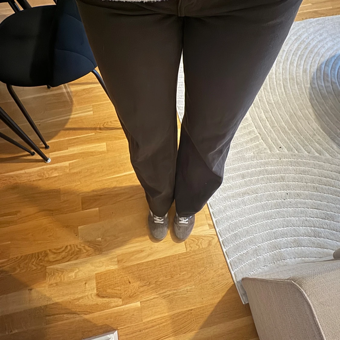 Bruna raka jeans med mellan hög midja - 1