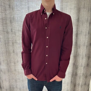 Ralph Lauren Skjorta - Tja! Säljer nu denna sjukt snygga Ralph lauren skjorta i storlek S. Färgen passar perfekt nu under våren. Skicket är 9/10, inga tydliga deffekter. Nypriset ligger på 1499 kr.  Vid fler frågor/bilder är det bara att skriva!