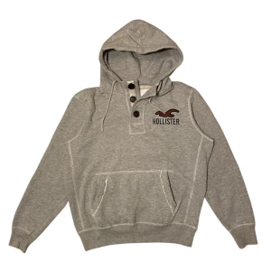 Hollister huvtröja  - Hollister hoodie i storlek L. Jag på bilden är 180 cm. Mått: armhåla till armhåla - 58 cm, längd - 62 cm. Skriv för fler bilder och frågor!