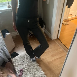 Nelly skinn byxor  - Super fina skinn byxor från Nelly- nypris 700-stpr ej storlek men passar om man e 173 o neråt o sen xs-s