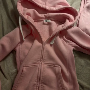 Rosa Russemerch set - Säljer min rosa Russemerch i storlek XS. Priset kan diskuteras 💕