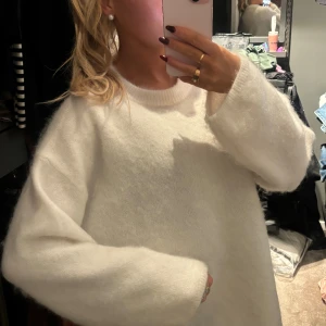 Vit mohair stickad tröja  H&M  - Stickad tröja från H&M mohair kollektion. Använd 1 gång. Storlek M. Jättebra skick 🩷