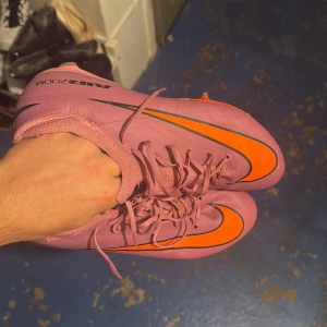 Fotbollsskor Nike - Använt max 3 gånger. Ligger bara hemma och kan sälja till bra pris!