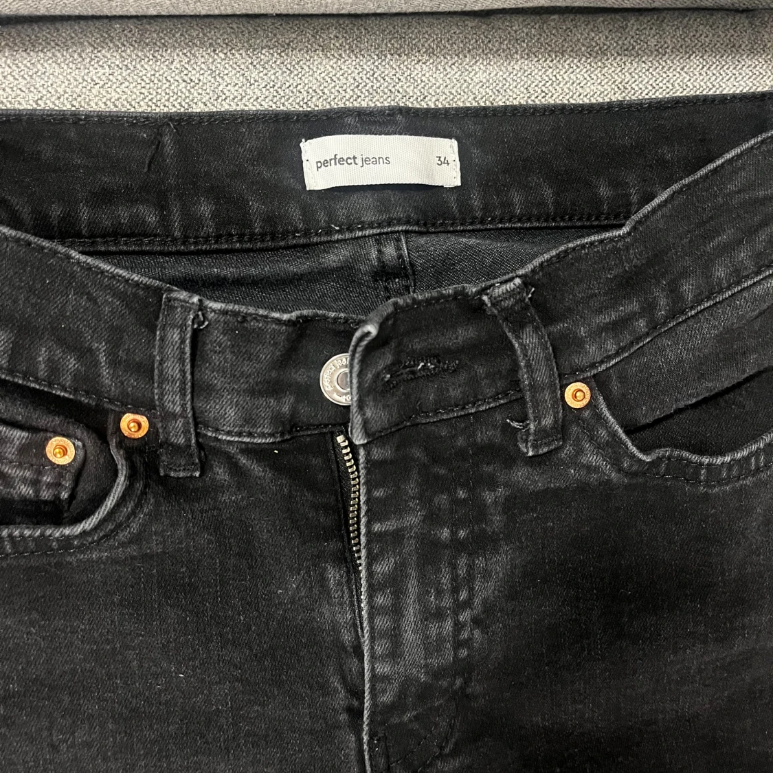 Bootcut svarta jeans från Gina Tricot - 1