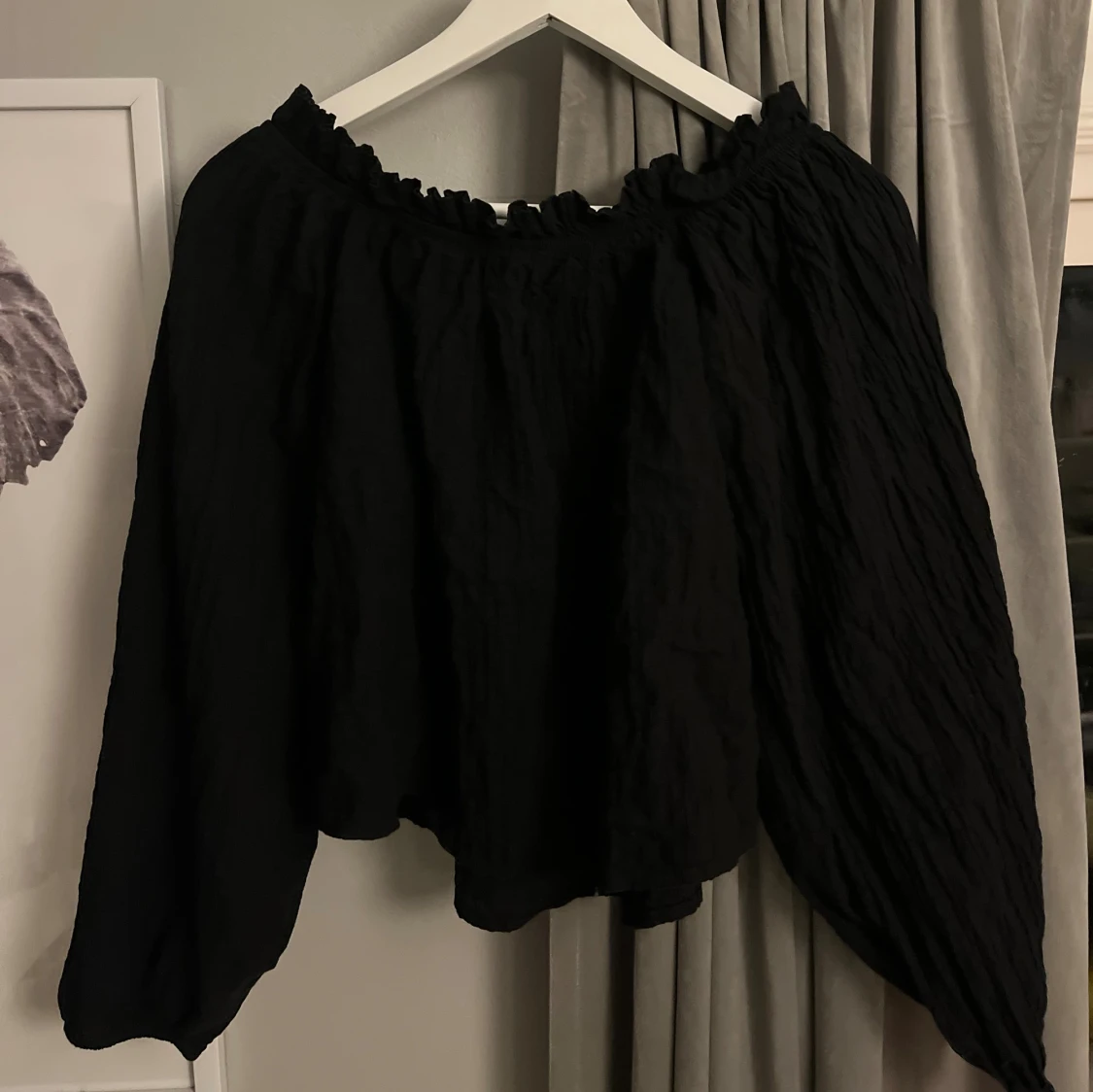 Svart offshoulder blus från Gina Tricot