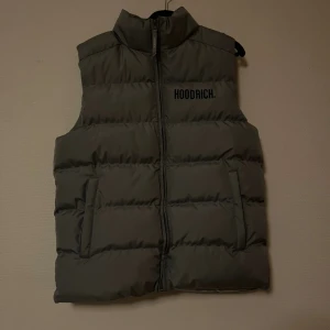 Hoodrich väst helt ny - Säljer den här snygga hoodrich västen för att den inte passade på mig, helt ny, storlek small sitter stort i storleken skulle nog säga att den sitter som en medium, den kosta runt 1400kr men det gick inte att göra retur pågrund av något papper som jag inte fick med
