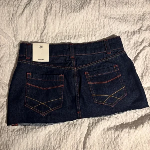 Mörkblå jeanskjol från Bershka - Snygg mörkblå mini jeanskjol från Bershka, säljer pga den är i fel storlek för mig. 