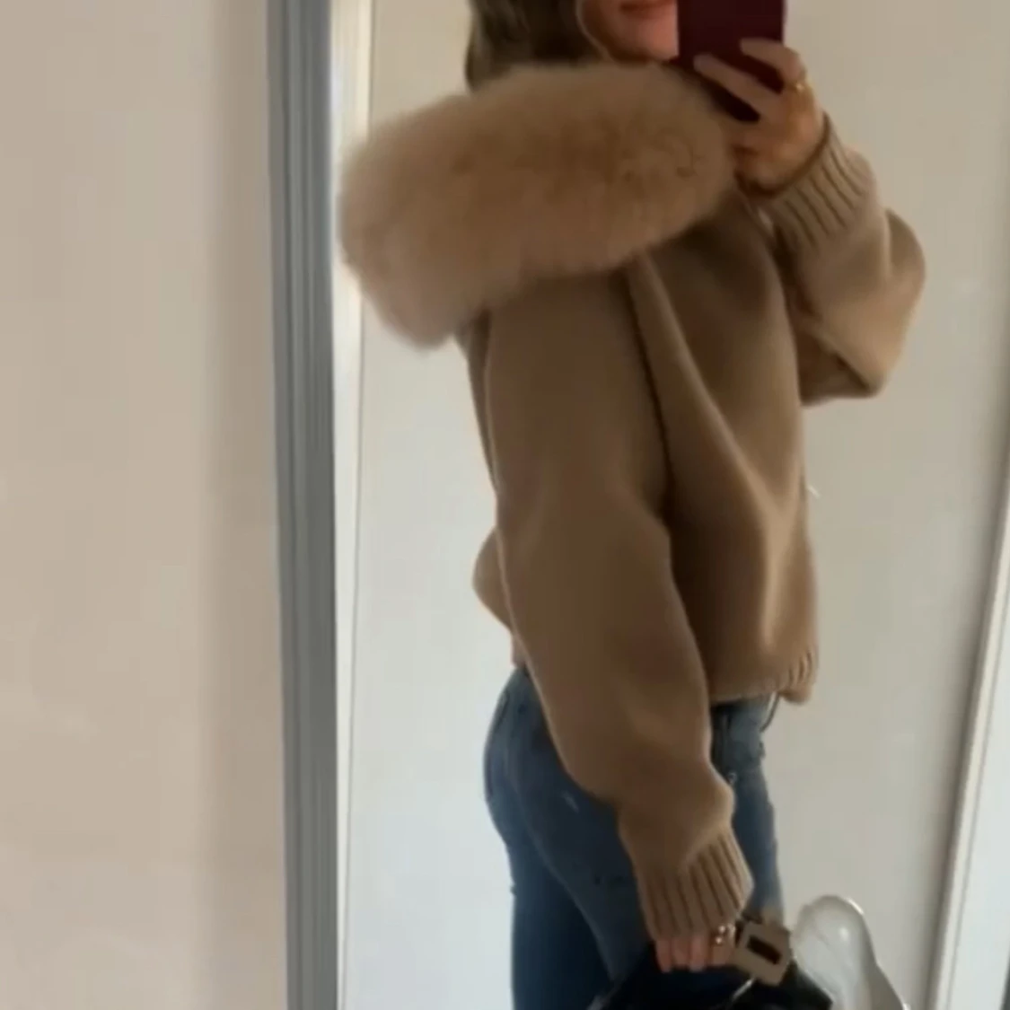 Beige pälsjacka med fluffig huva - 1