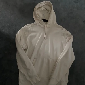 Vit hoodie med huva och ficka - Vit hoodie i storlek S. Mycket bra skick. Finns utanför Skövde men kan även fraktas. Tveka inte på att höra av dig mvh Lukas.