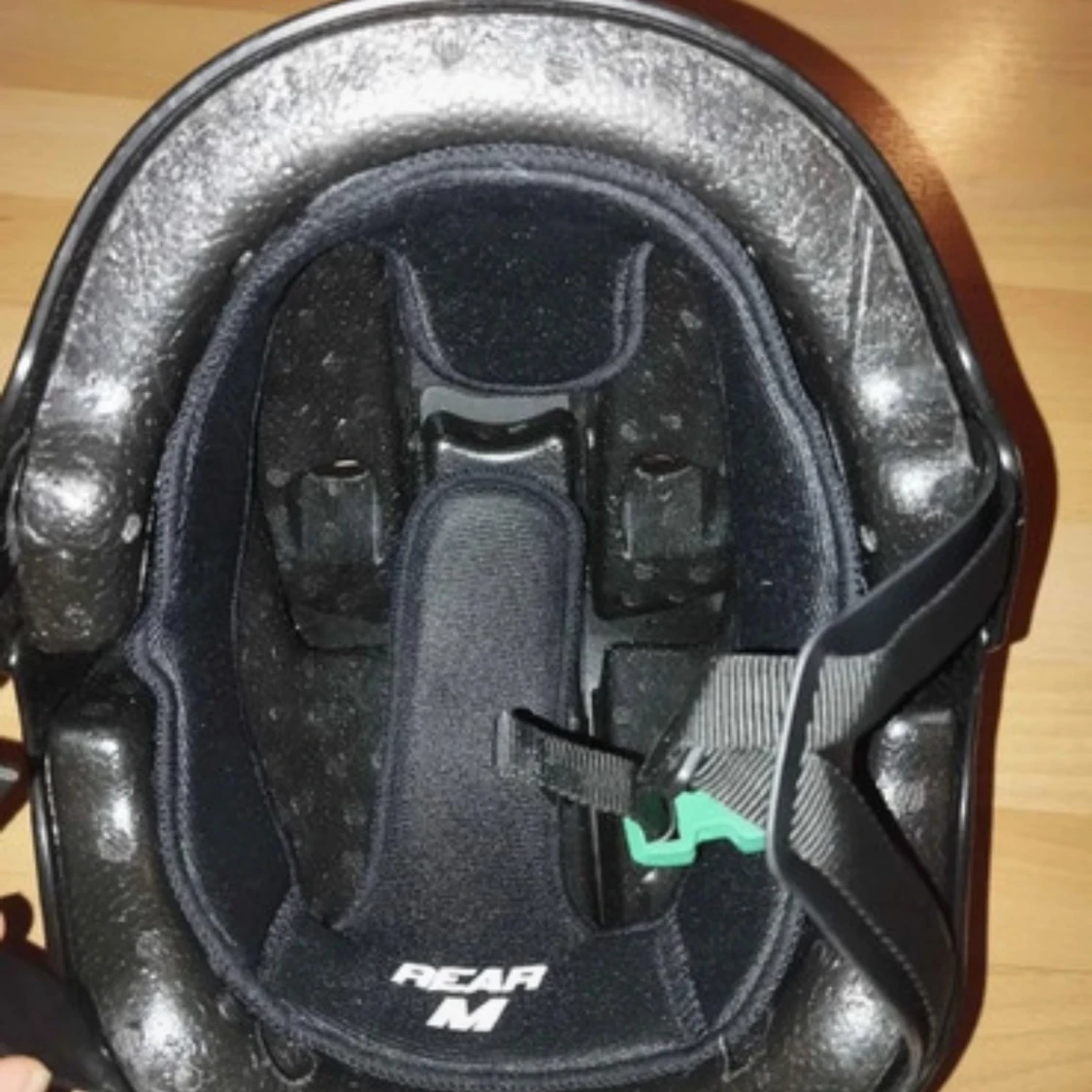 Svart hjälm med ventilationshål, stl M