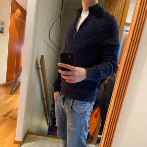 Mörkblå stickad tröja - Snygg stickad tröja från Club room | storlek S | bra skick förutom ett litet hål vid etiketten på baksidan | skriv vid funderingar och skicka gärna bud!