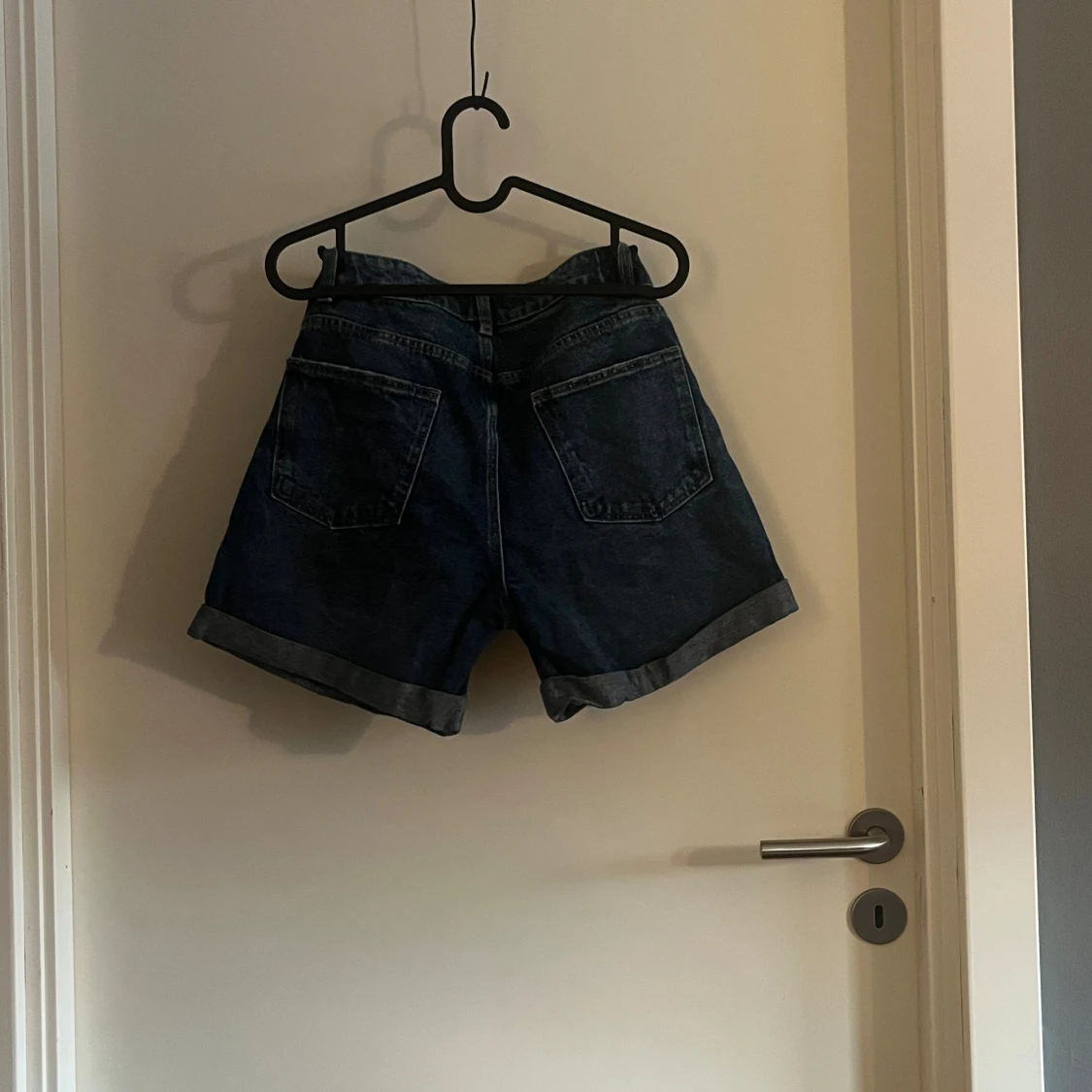 Mörkblå denimshorts från Bik Bok - 1