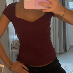 Vinröd topp - Säljer denna superfina vinröda T-shirten som är så fin nu till hösten. Har använt den ca 2 ggr så den är i fint skick😊