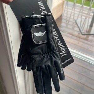 Svarta ridhandskar Hippocrates Equestrian - Snygga svarta ridhandskar från Hippocrates Equestrian, storlek 4. Är helt nya och aldrig använda då de var för små🤍 pris kan alltid diskuteras och om du vill ha fler bilder eller info så skriv till mig💕