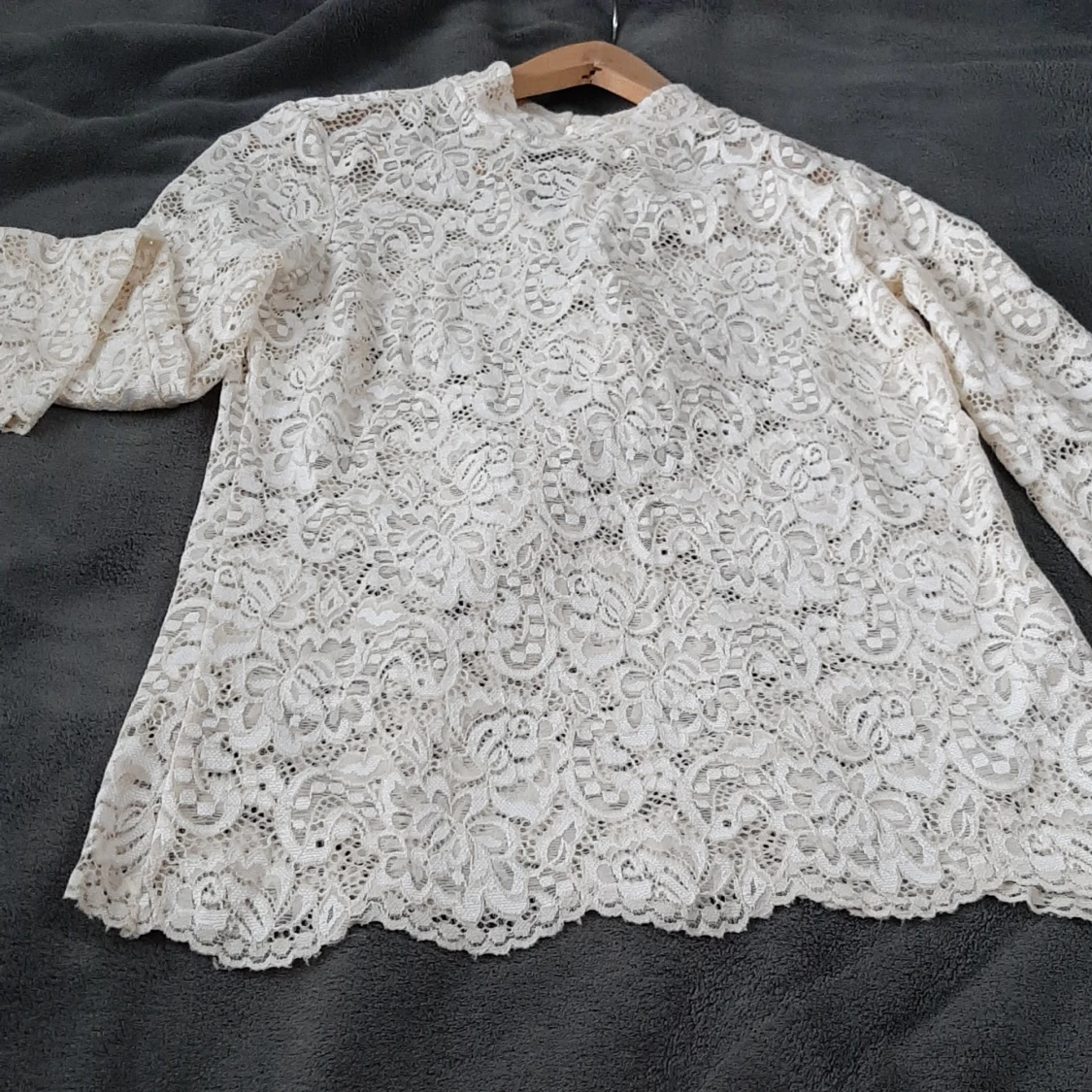 Vit spetsblus med lång ärm - 3