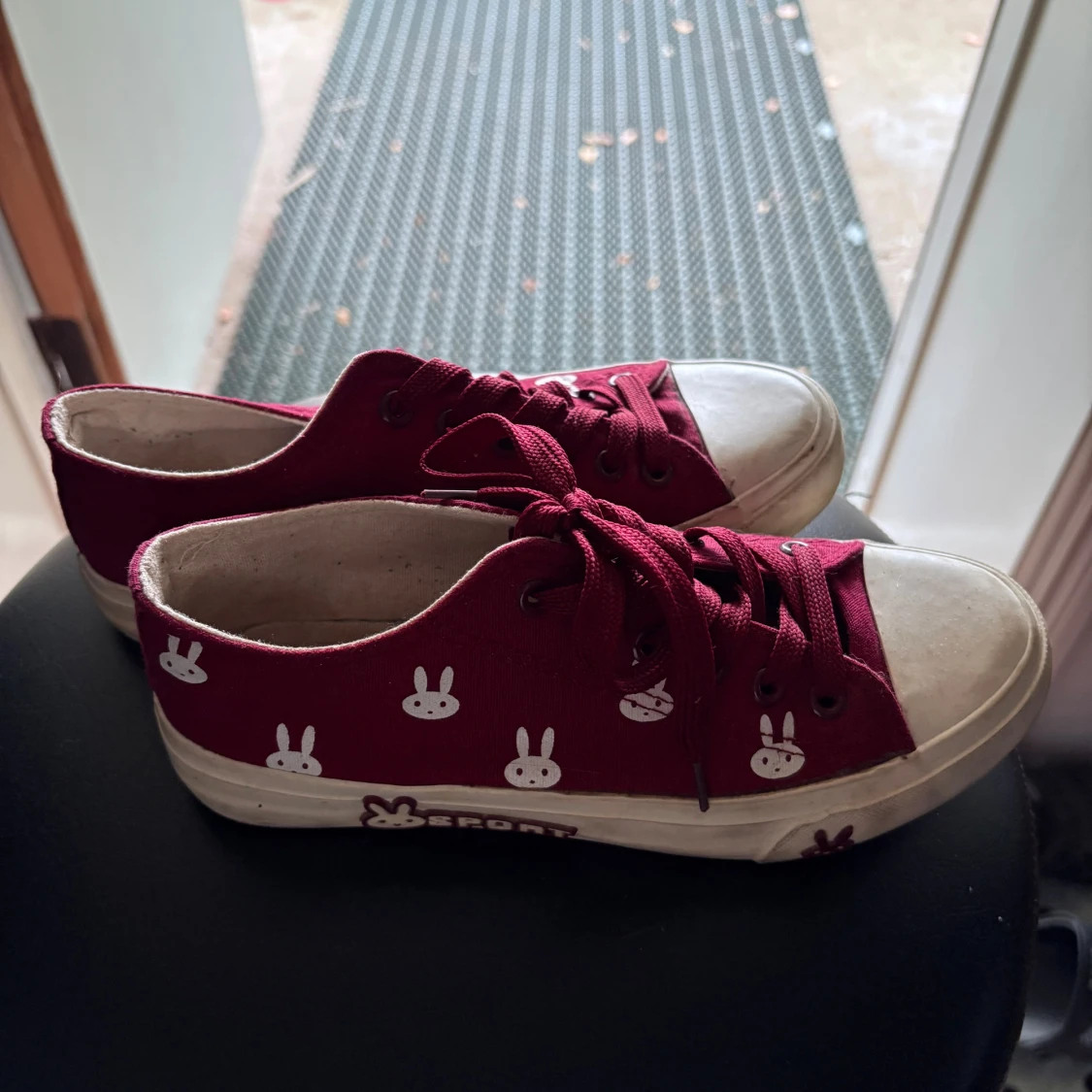 Vinröda sneakers med kaninmönster - 2